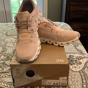 Like New Women’s On Running On Cloud 5 Running Shoes Color Rose/Shell Size 8.5